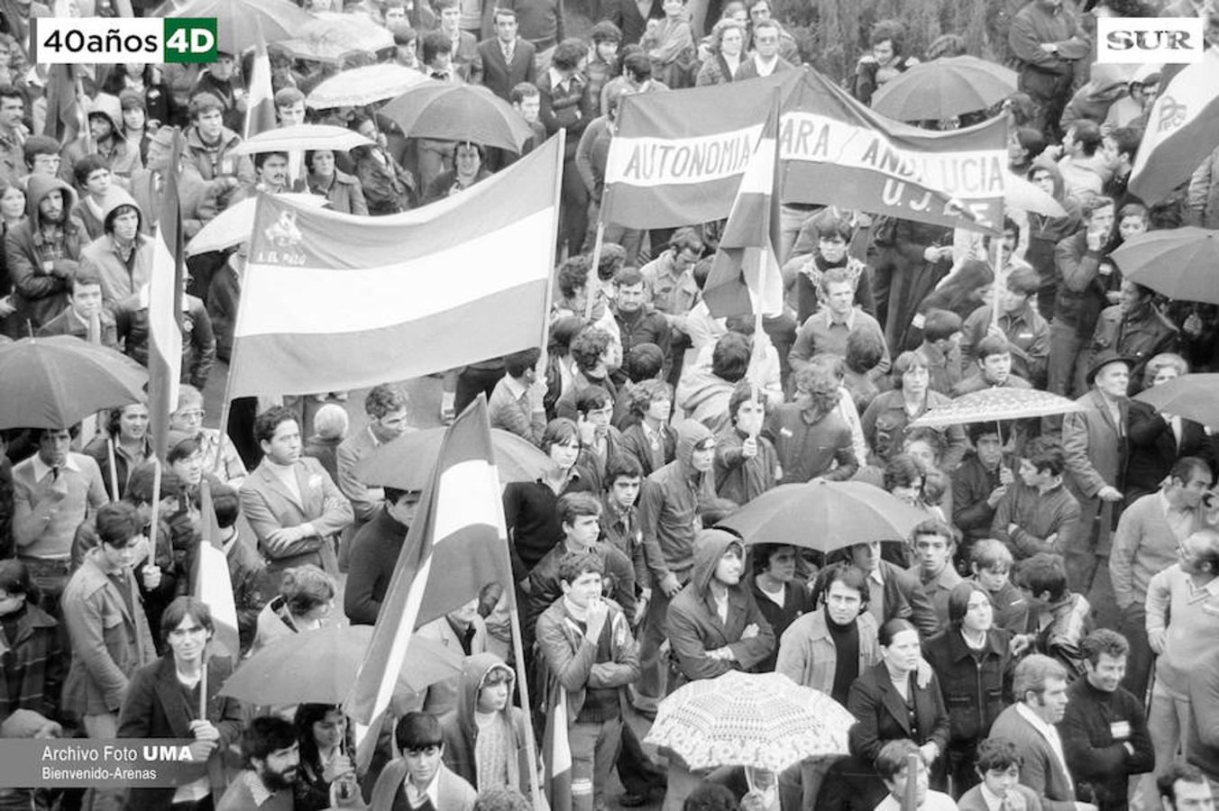 Málaga celebró el 4 de diciembre de 1977 una manifestación multitudinaria convocada por todas las fuerzas parlamentarias para reclamar que Andalucía se convirtiera en autonomía. La manifestación derivó en altercados y cargas policiales. Uno de los asistentes, el joven Manuel José García Caparrós, recibió un disparo que le provocó la muerte. 40 años después, se desconoce quién fue el autor del disparo. 