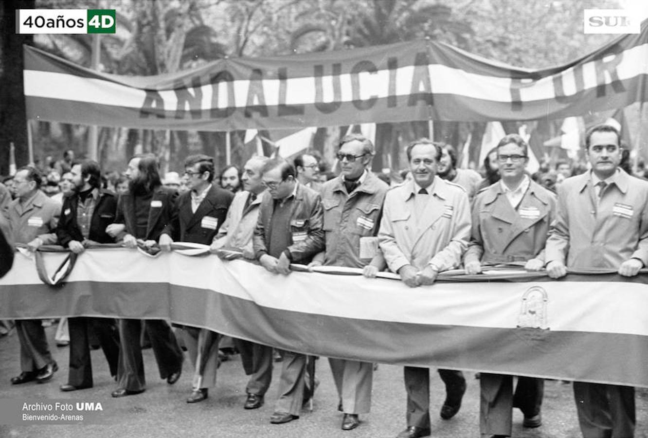 Málaga celebró el 4 de diciembre de 1977 una manifestación multitudinaria convocada por todas las fuerzas parlamentarias para reclamar que Andalucía se convirtiera en autonomía. La manifestación derivó en altercados y cargas policiales. Uno de los asistentes, el joven Manuel José García Caparrós, recibió un disparo que le provocó la muerte. 40 años después, se desconoce quién fue el autor del disparo. 