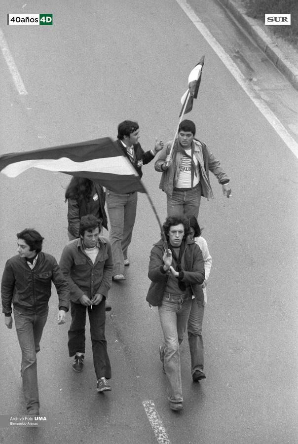 Málaga celebró el 4 de diciembre de 1977 una manifestación multitudinaria convocada por todas las fuerzas parlamentarias para reclamar que Andalucía se convirtiera en autonomía. La manifestación derivó en altercados y cargas policiales. Uno de los asistentes, el joven Manuel José García Caparrós, recibió un disparo que le provocó la muerte. 40 años después, se desconoce quién fue el autor del disparo. 