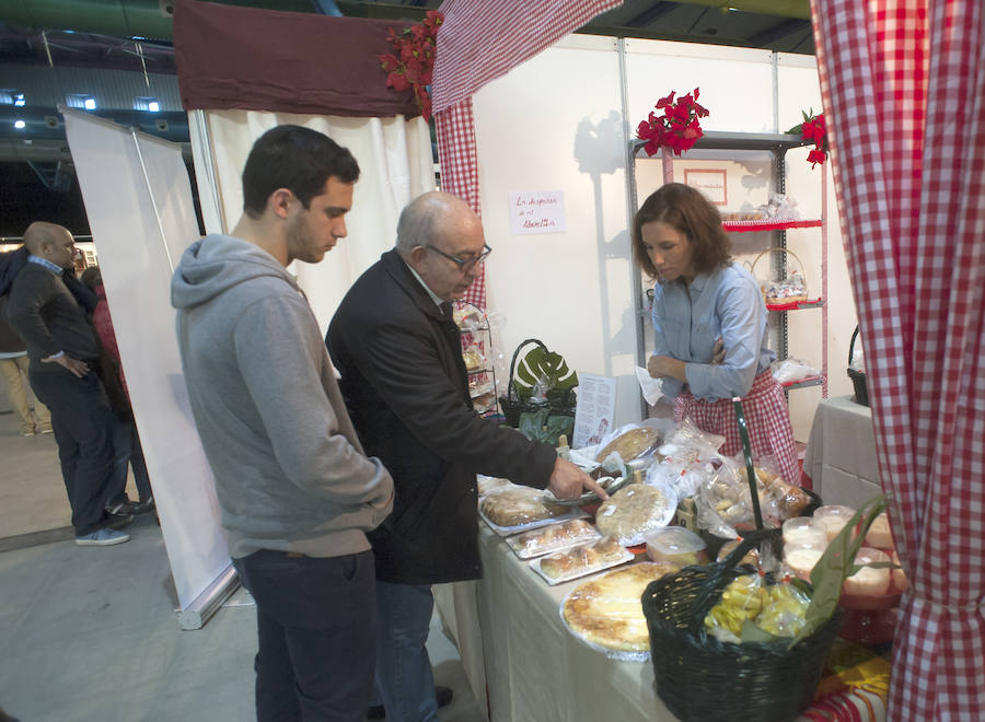 El tradicional Rastrillo benéfico abre sus puertas hasta el lunes con 50 puestos y artículos de regalo en el Palacio de Ferias