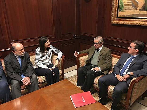 María Blasco, con Braulio Medel y Sergio
Corral, en la Fundación Unicaja. :: sur