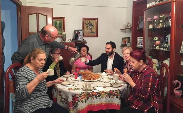 Trini, Miguel, Rosario, Tere, Dani, Ana y Loli, en un desayuno en un piso de Miraflores de los Ángeles . 