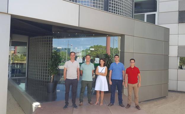 Cinco de los seis trabajadores de la empresa holandesa, a las puertas de su sede en el Parque Tecnológico de Andalucía. 