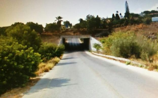 El túnel pasa por debajo de la autovía.