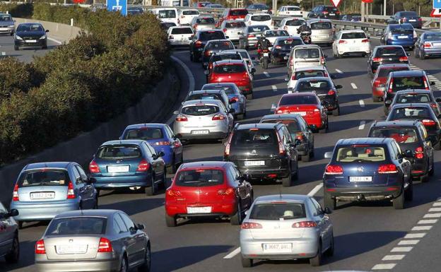 Varios coches en un atasco.