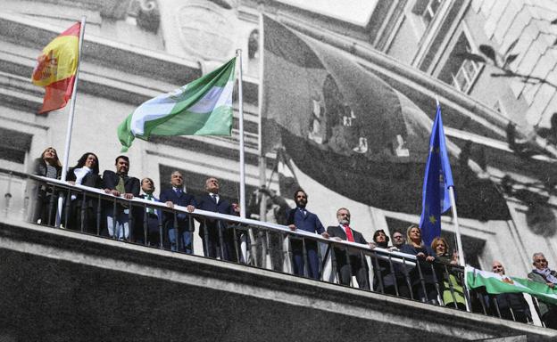 Montaje fotográfico con la imagen del 4 de diciembre de 1977, en la que el joven José Manuel Trinidad escaló el edificio de la Diputación para colocar la bandera de Andalucía, y la del acto celebrado ayer. 