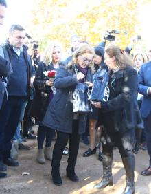 Imagen secundaria 2 - Rodríguez y Maíllo, con dos de las hermanas. Descubrimiento de la placa conmemorativa. Y, abajo, Jiménez Barrios, ayer. 