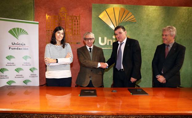 El presidente de Fundación Unicaja, Braulio Medel, y el presidente de AIOM, Pedro Luis Gómez, tras la firma.