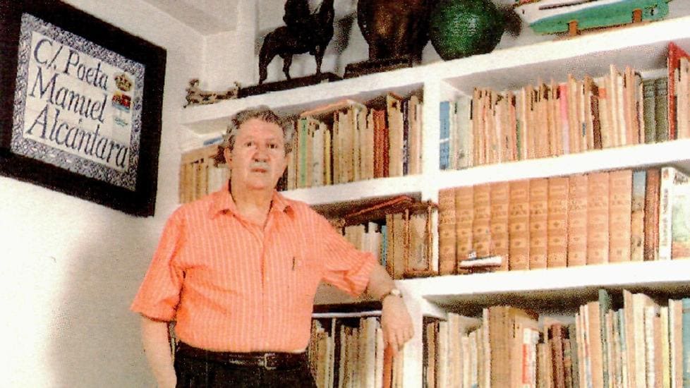 1995. Manuel Alcántara, en su casa de Rincón de la Victoria.