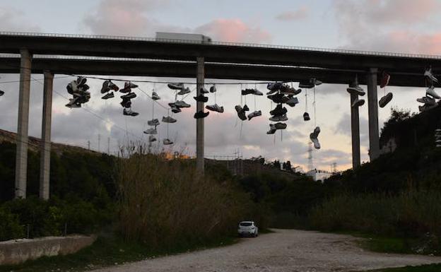Una patrulla de la Guardia Civil evita que un hombre se precipite por un viaducto de la A-7 en Nerja