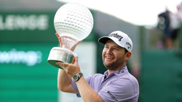 Branden Grace levanta el trofeo. :: getty images