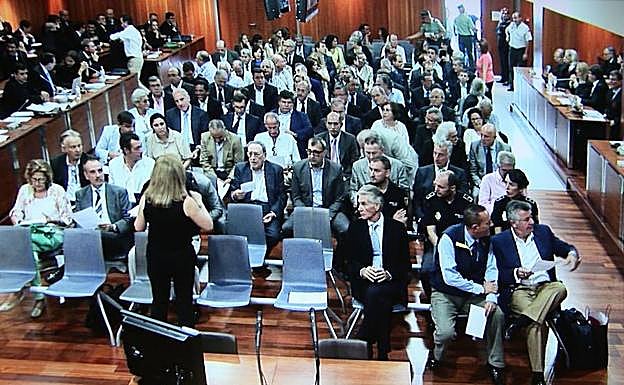 Julián Muñoz y Juan Antonio Roca, junto a otros procesados en la causa. 