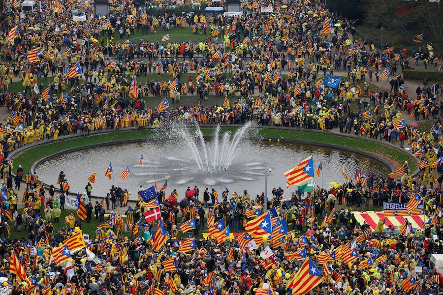 Algunos manifestantes llevan pancartas con el lema «libertad para todos los presos políticos»