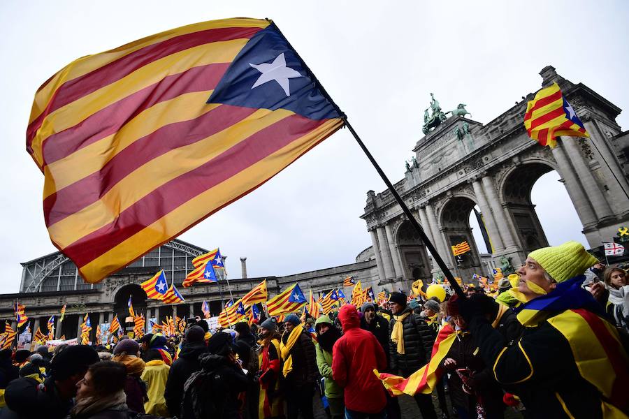 Algunos manifestantes llevan pancartas con el lema «libertad para todos los presos políticos»