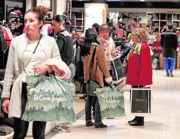 Las grandes superficies comerciales también registraron ayer una gran afluencia de público. :: ñito salas