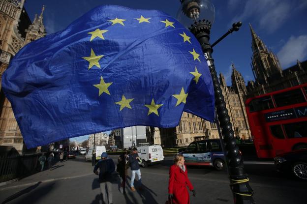 Una bandera de la UE ondea junto al Parlamento británico en Londres. :: Daniel LEAL-OLIVAS / afp