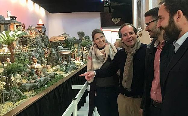 Nena García Paine, Eduardo Gallardo, José Carlos Durán y Daniel Pérez, al lado del belén municipal. 