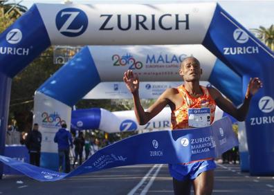 Imagen secundaria 1 - El alcalde y Abel Antón, poco antes de la salida. Kiprop, a su llegada a la meta como ganador. Koech, la ganadora femenina, hizo récord en Málaga.