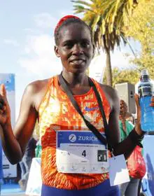 Imagen secundaria 2 - El alcalde y Abel Antón, poco antes de la salida. Kiprop, a su llegada a la meta como ganador. Koech, la ganadora femenina, hizo récord en Málaga.