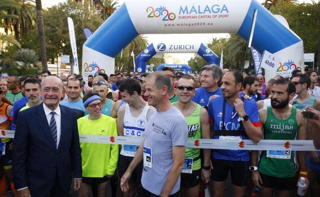 Imagen principal - El alcalde y Abel Antón, poco antes de la salida. Kiprop, a su llegada a la meta como ganador. Koech, la ganadora femenina, hizo récord en Málaga.