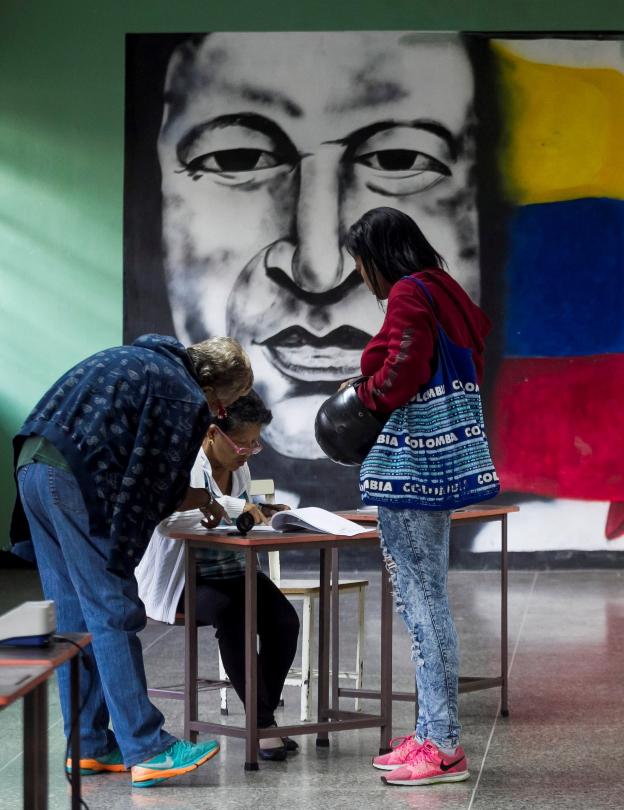 Una interventora controla el censo en un colegio. :: efe