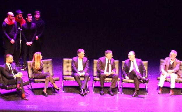 Banderas y Cobos, en el centro, durante la presentación en el auditorio Edgar Neville. 