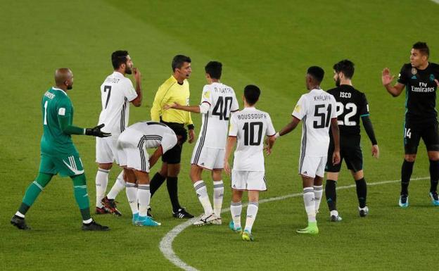 Confusión y protestas tras el gol de Casemiro anulado. 