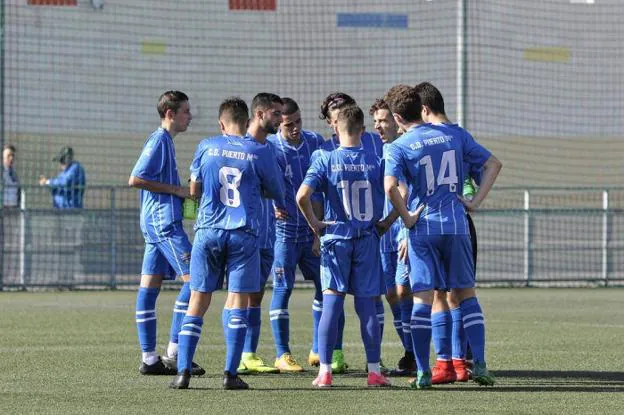 Los jugadores del Puerto dialogan entre sí en el partido ante el Jaén :: puerto malagueño
