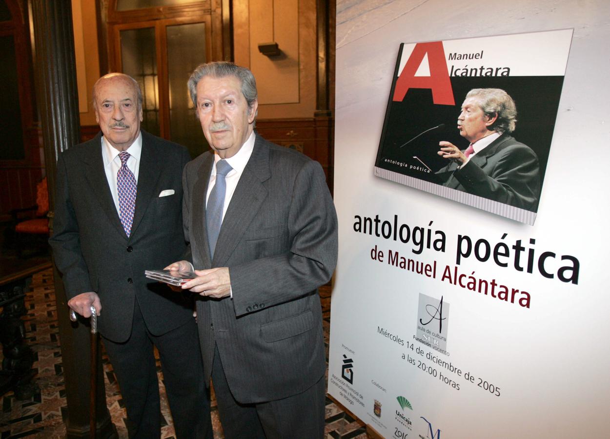 2005. Junto a Antonio Canales, en la presentación de una antología de su obra en vídeo que se dio con el periódico SUR.