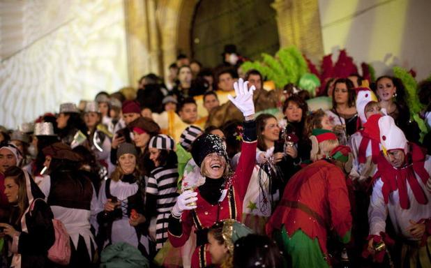 En Nochevieja, los coínos salen a la calle como si fuera Carnaval.