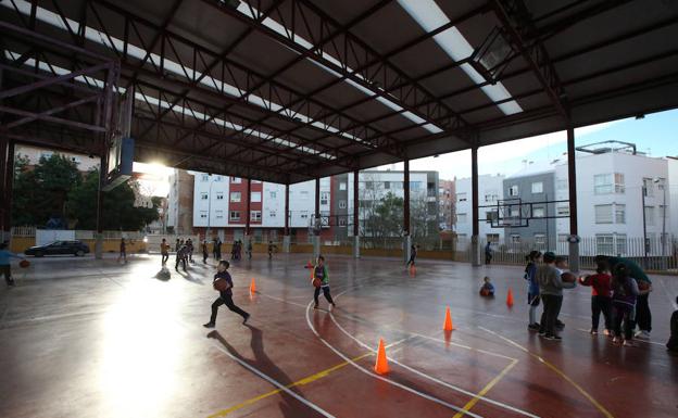 Los pequeños de la escuela deportiva municipal de baloncesto volvieron ayer a entrenar en el Lex Flavia.