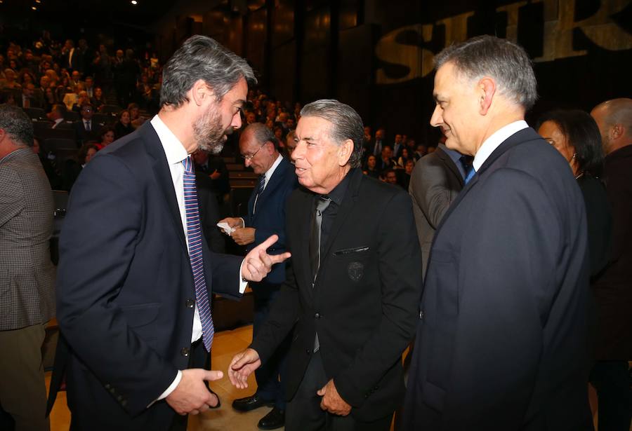 Personalidades de todos los ámbitos de la sociedad malagueña se dieron cita en el Palacio de Ferias y Congresos en la gala de entrega de los Premios Malagueños del Año 2017.