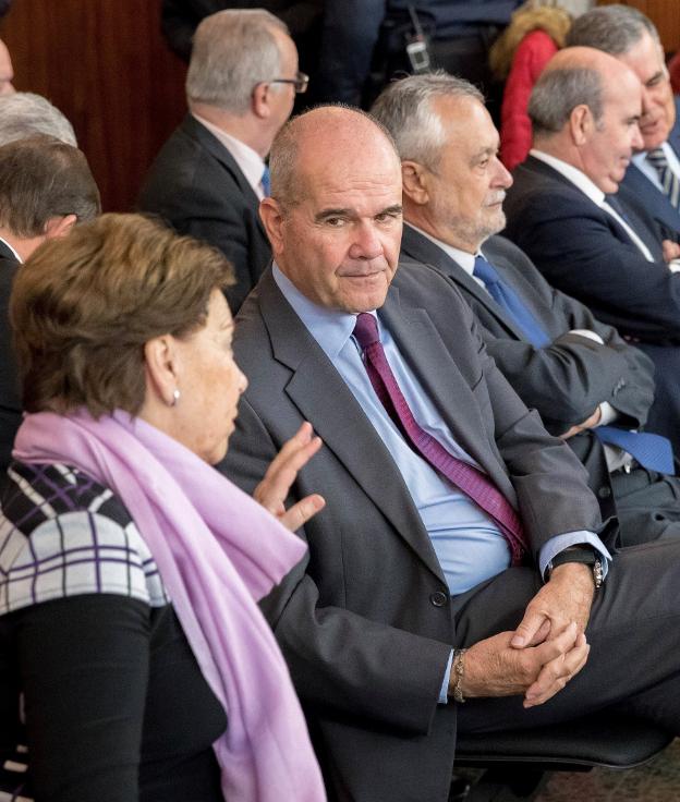 Magdalena Álvarez y Manuel Chaves conversan durante el juicio . :: Julio Muñoz. efe