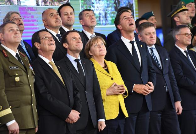 Los mandatarios asistentes a la cumbre de ayer en Bruselas posan para la foto de familia mientras observan un dron. :: e. d. / AFP