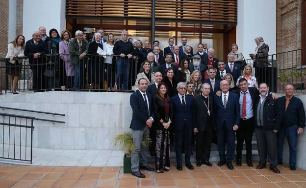 Asistentes al acto celebrado ayer para hacer entrega de los donativos a entidades que ayudan a los más desfavorecidos y de homenaje a los pintores de las postales navideñas. 