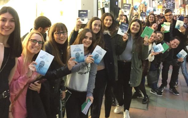 Imagen principal - Defreds desata la locura en su firma de libros en Málaga