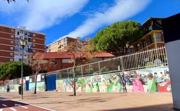 Los muros del colegio Gibraljaire cobran vida tras la intervención del colectivo artístico Stroke Art.