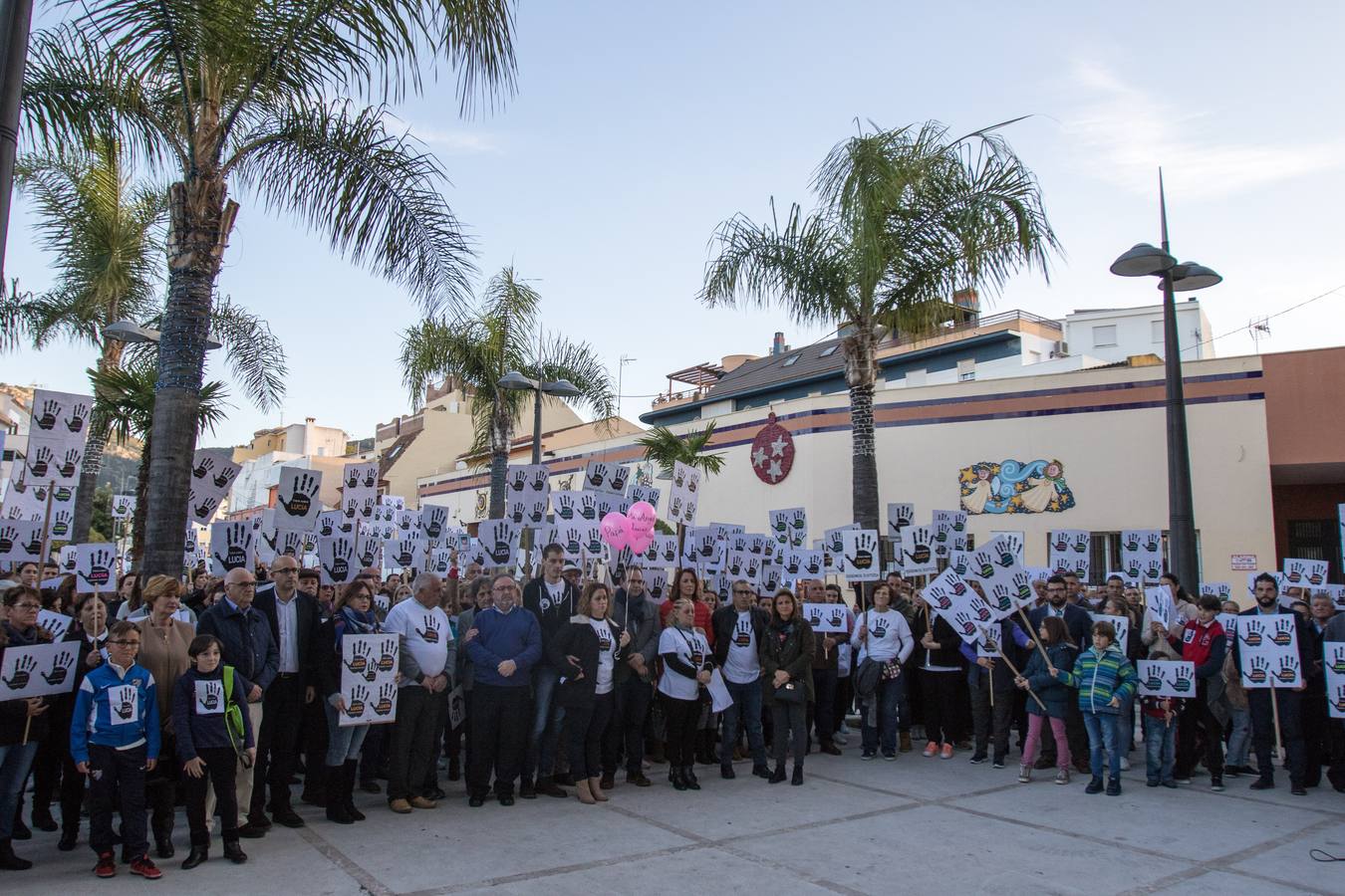 Un centenar de personas se concentra en el municipio vecino para exigir que se investigue cinco meses después de que se abriera el caso