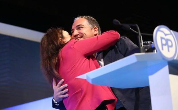 Del Cid y Bendodo se abrazan durante el último congreso provincial del PP.