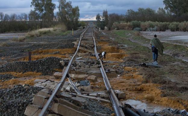 Imagen principal - El difícil acceso al lugar por las balsas de agua complicó la asistencia a los heridos