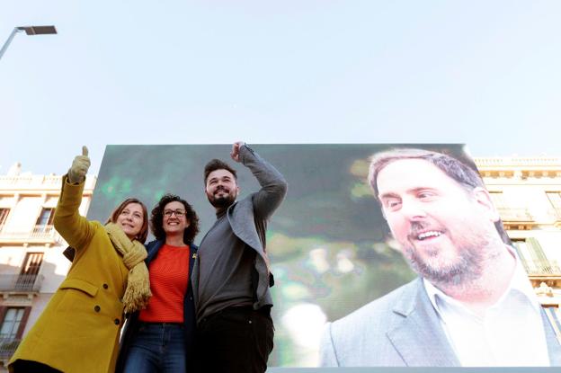 Forcadell, Rovira y Rufián, ante una imagen de Junqueras en el mitin de ayer de Esquerra Republicana. :: Marta Pérez / efe