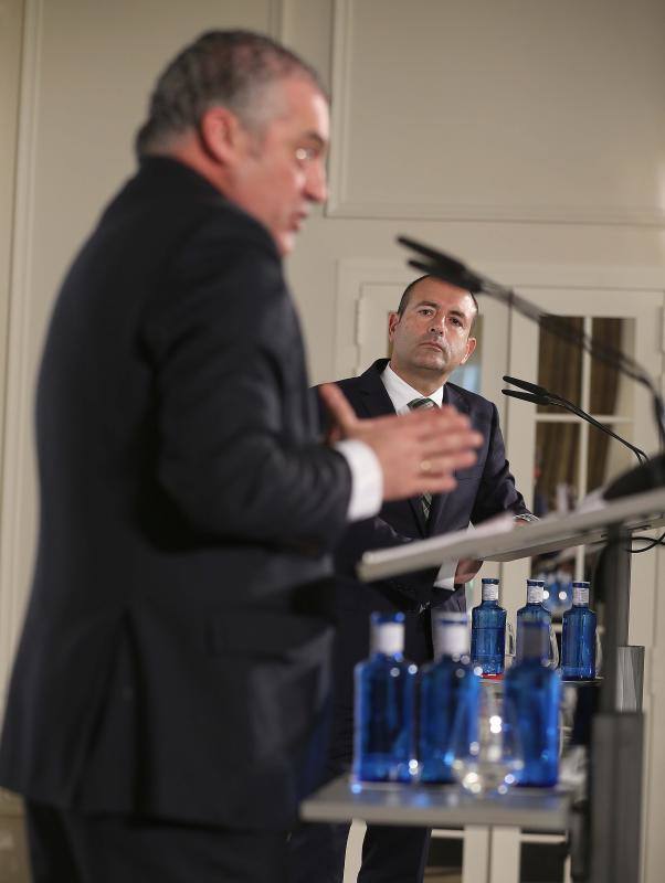 El consejero de Empleo, Javier Carnero, protagonista del encuentro organizado por SUR en colaboración con la Fundación Cajasol