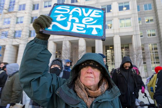 Una mujer protesta en Washington con una pancarta que reza 'Salvad la red'. :: Alex EDELMAN / afp