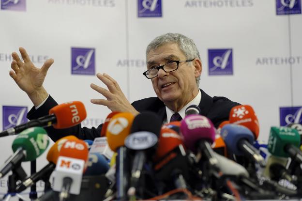 Ángel María Villar gesticula durante la conferencia de prensa de ayer en Madrid. :: JOsÉ RAMÓN LADRA