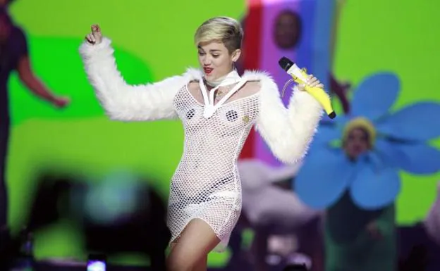 Miley Cyrus siempre quiere ser la primera en llevar los diseños de la firma española. Lució este modelito en un festival en Las Vegas. 