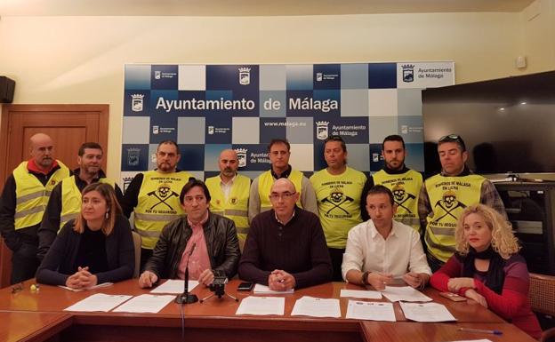 Representantes de los grupos de la oposición y de Bomberos, durante la presentación de la moción. 