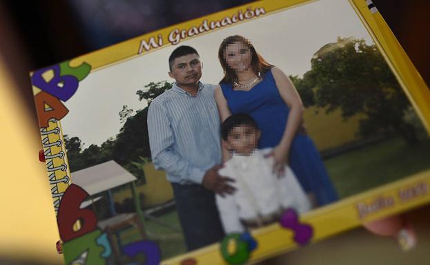 Reproducción de una fotografía familiar del reportero mexicano Gumaro Pérez (i) quien fue asesinado al interior de una escuela en el municipio de Acayucan, Veracruz (México).