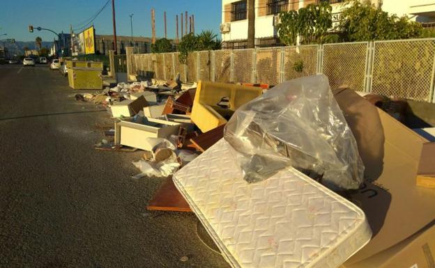 Muebles, sofás y colchones tirados en la calle Bodegueros.