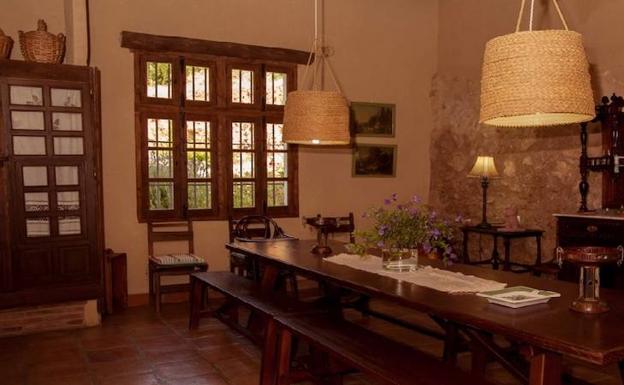 Salón comedor en una de las casas que forman el conjunto rural Arcos del Capellán.