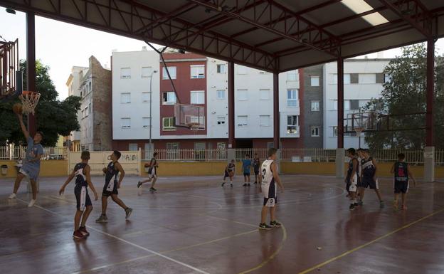 Niños entrenando en el colegio Lex Flavia, cuya pista deberá ser insonorizada con paneles. 